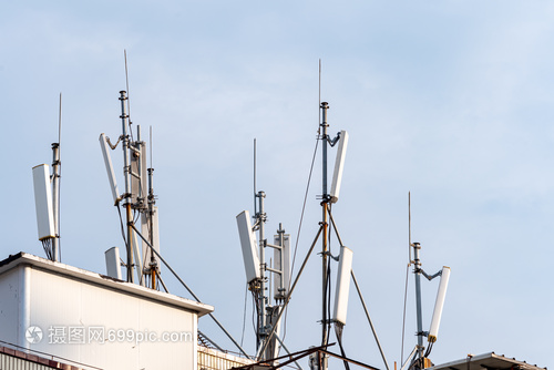 樓頂上的信號(hào)基站臺(tái) 現(xiàn)代通訊的隱形守護(hù)者
